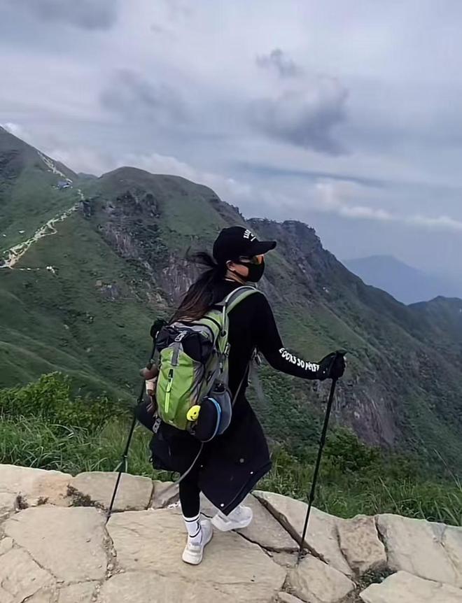 浙江女子穿7厘米高跟鞋“像岩羊一样”爬山引热议博主回应：常爬此山光脚下山(图2)