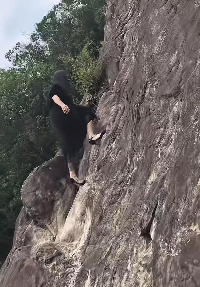浙江女子穿7厘米高跟鞋“像岩羊一样”爬山引热议博主回应：常爬此山光脚下山(图1)