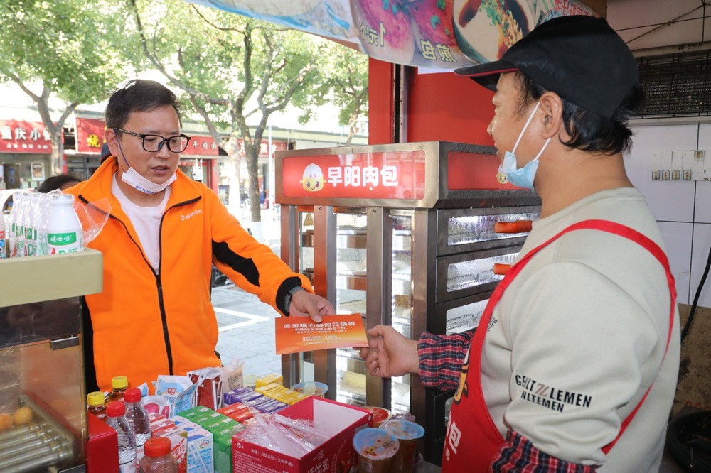 宁波江北:户外劳动者收到“冬至暖心包”(图2)